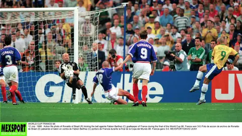 Ronaldo dispara pero ataja Fabien Barthez en la Final de Francia 98 | MEXSPORT