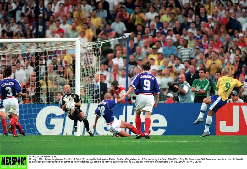 Ronaldo dispara pero ataja Fabien Barthez en la Final de Francia 98 | MEXSPORT