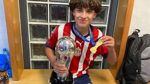 Uziel Vargas con Chivas l Instagram: @uziel_vargas10