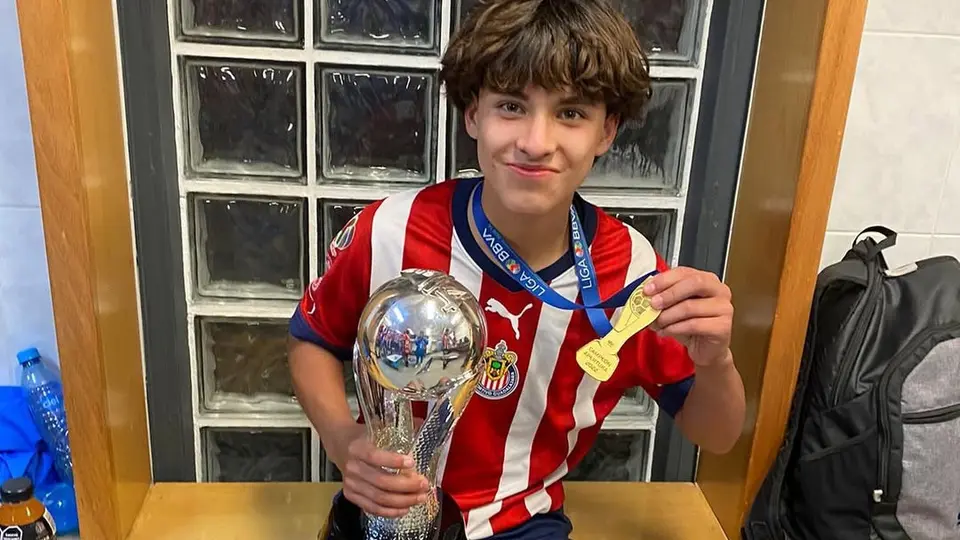 Uziel Vargas con Chivas l Instagram: @uziel_vargas10