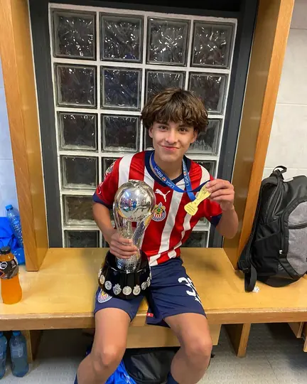 Uziel Vargas con Chivas l Instagram: @uziel_vargas10