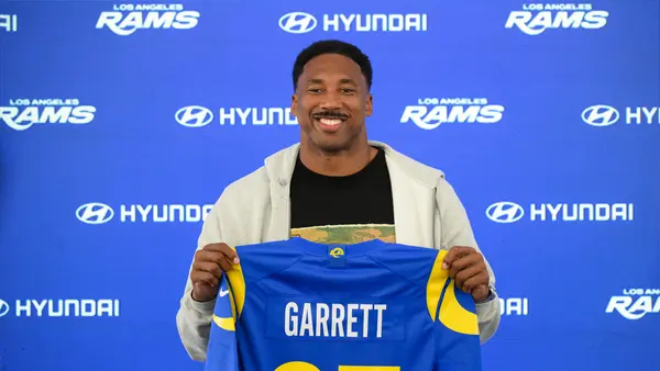 Dave Roberts celebra la llegada de Myles Garrett a los Rams: “Está en la cima de la cadena alimenticia”