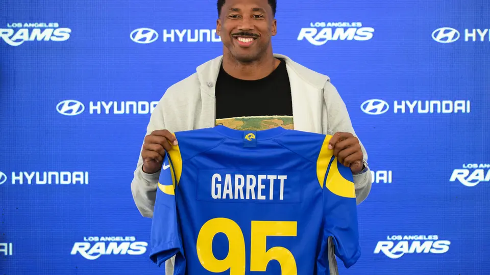 Dave Roberts celebra la llegada de Myles Garrett a los Rams: “Está en la cima de la cadena alimenticia”