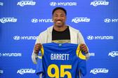 Dave Roberts celebra la llegada de Myles Garrett a los Rams: “Está en la cima de la cadena alimenticia”