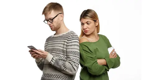 ¿Tu pareja te ignora por el celular? Esto es phubbing y así afecta la relación
