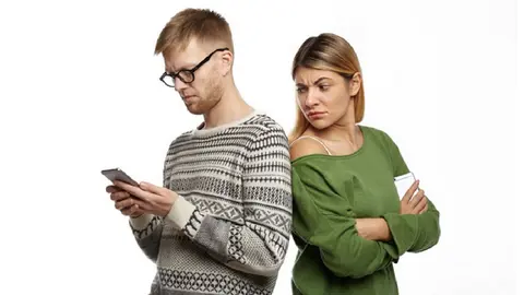 ¿Tu pareja te ignora por el celular? Esto es phubbing y así afecta la relación