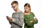 ¿Tu pareja te ignora por el celular? Esto es phubbing y así afecta la relación