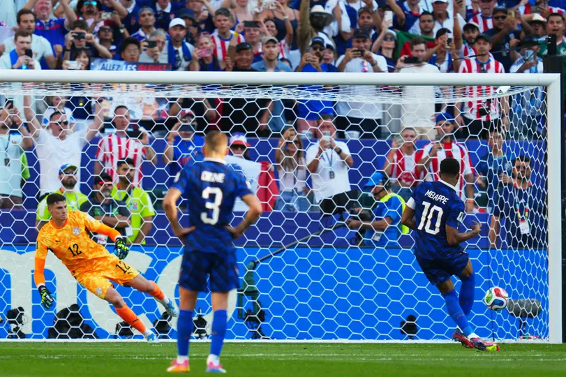 Kylian Mbappé ante Paraguay | AP
