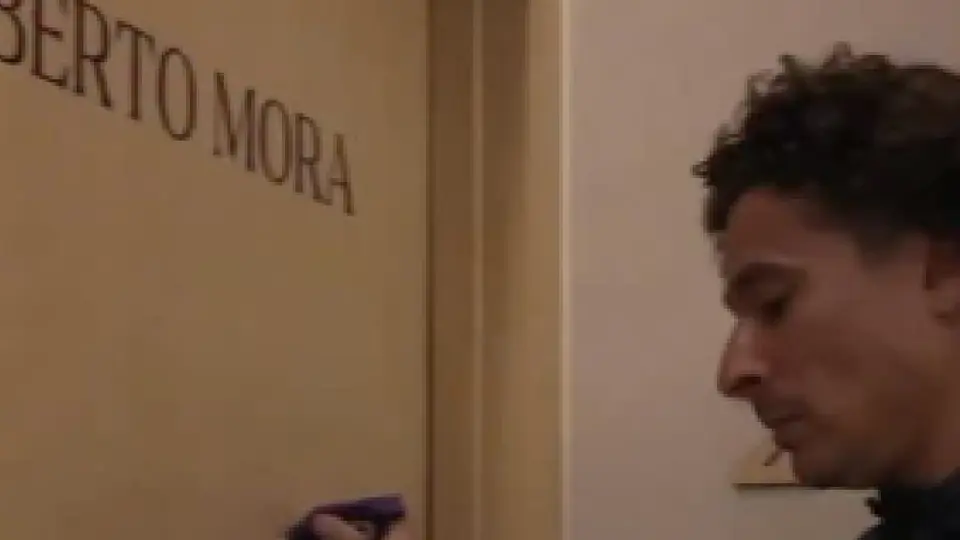 Memo Ochoa en la habitación de Gilberto Mora l CAPTURA DE PANTALLA
