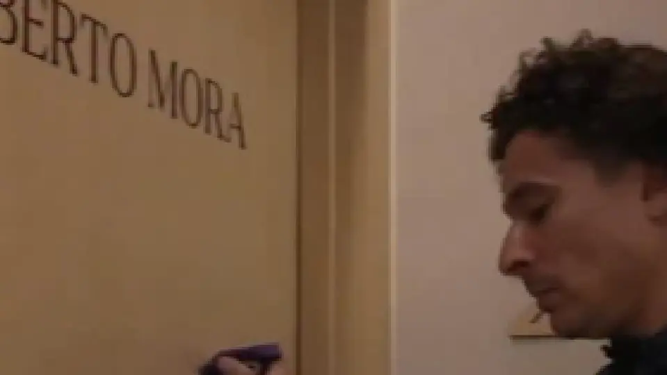 Memo Ochoa en la habitación de Gilberto Mora l CAPTURA DE PANTALLA