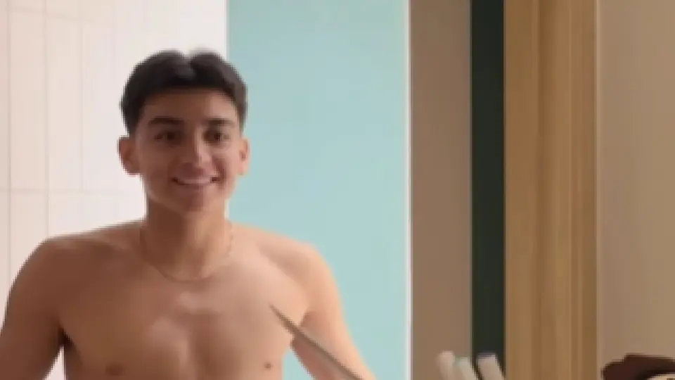Gilberto Mora recibiendo a Memo Ochoa l CAPTURA DE PANTALLA