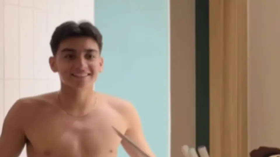 Gilberto Mora recibiendo a Memo Ochoa l CAPTURA DE PANTALLA