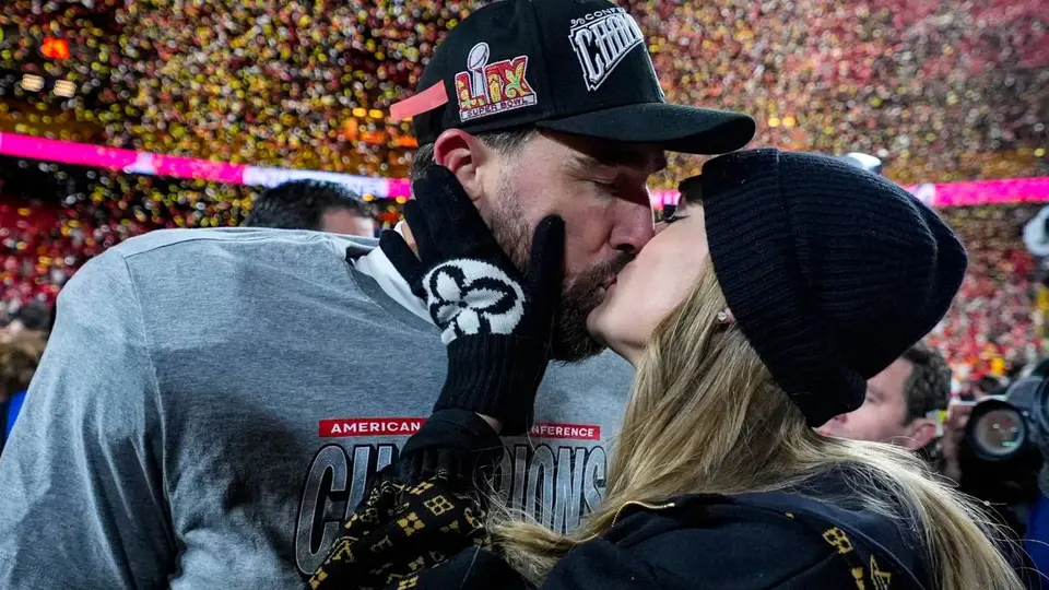 Taylor Swift y Travis Kelce. / AP