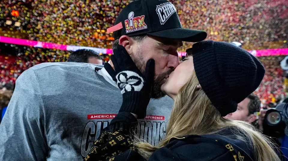 Taylor Swift y Travis Kelce. / AP