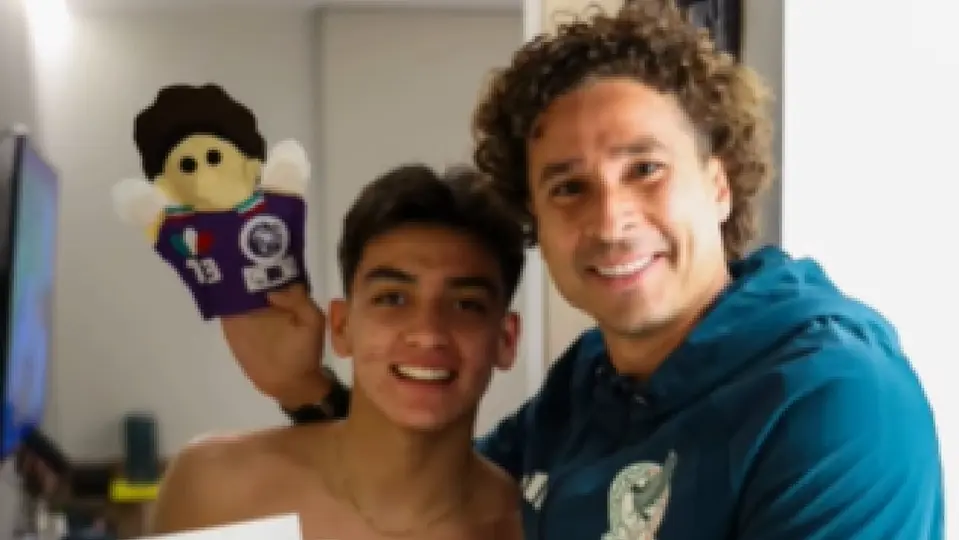 Memo Ochoa cuidando de Mora l CAPTURA DE PANTALLA