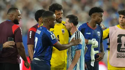 Jugadores de Cabo Verde piden jersey y fotos a Messi, Leo responde: "En la cancha me cagaron a patadas"