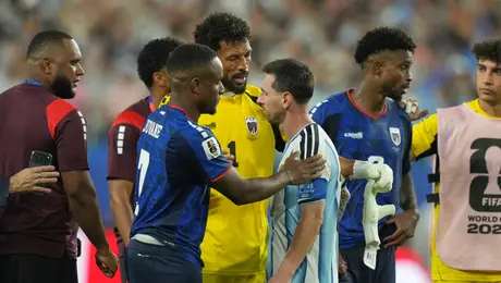 Jugadores de Cabo Verde piden jersey y fotos a Messi, Leo responde: "En la cancha me cagaron a patadas"