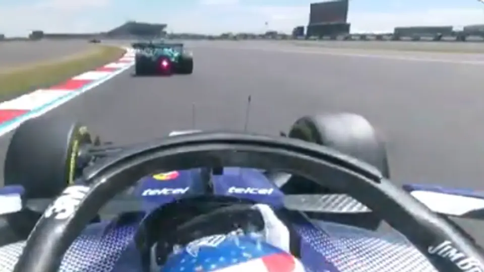 Checo Pérez en la curva con Fernando Alonso | CAPTURA DE PANTALLA