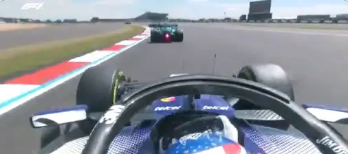 Checo Pérez en la curva con Fernando Alonso | CAPTURA DE PANTALLA