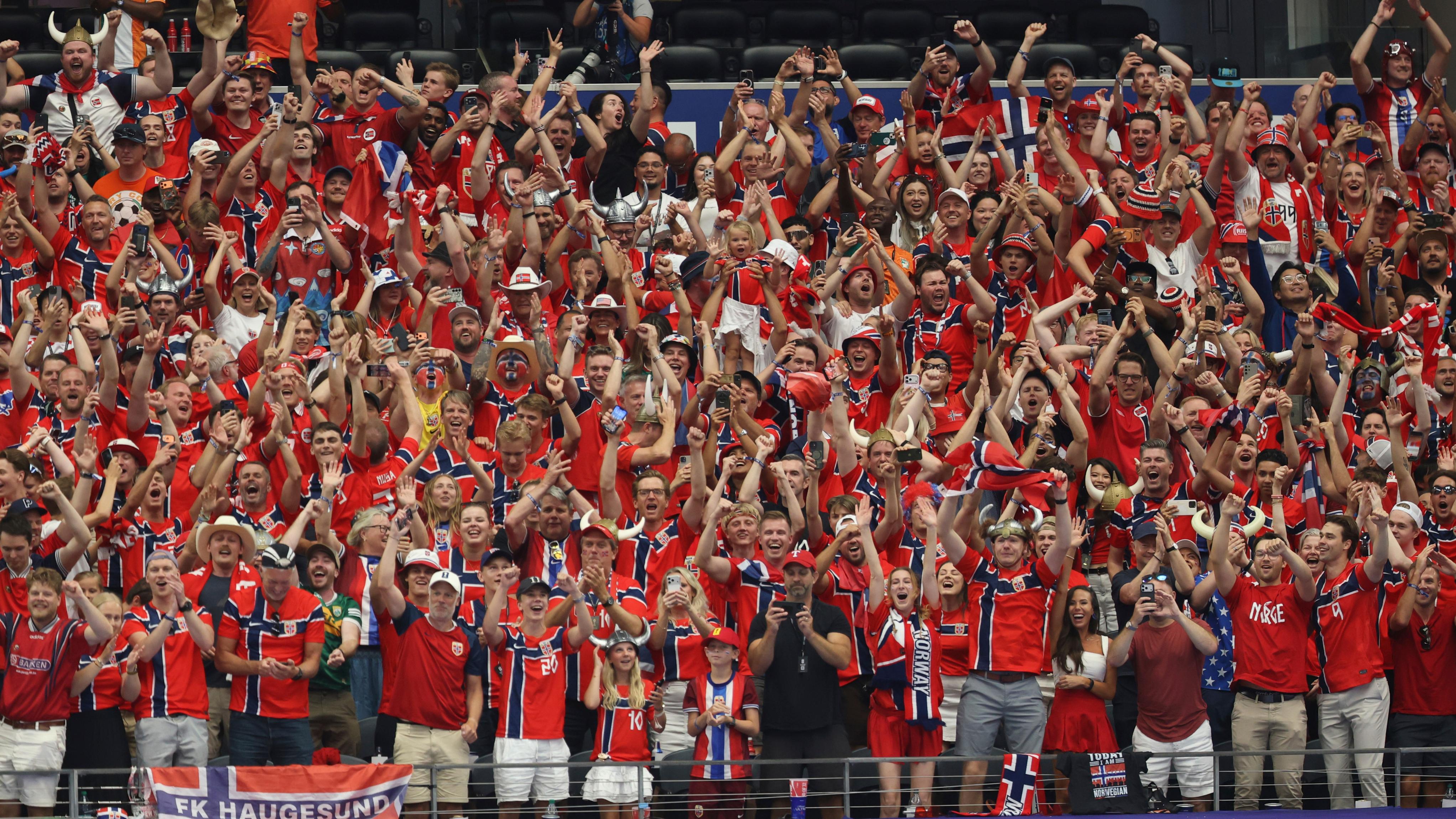 Aficionados noruegos 'se apoderan' del Times Square una vez más antes del partido ante Brasil