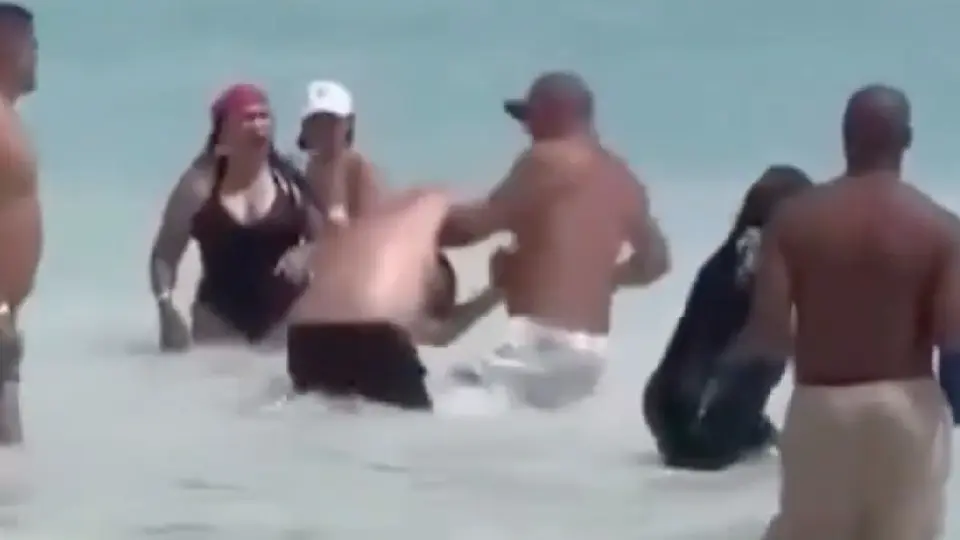 Varios hombres enfrentaron a la persona violenta y la comenzaron a golpear / Especial