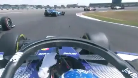 ¡Desastroso! Checo Pérez choca a Fernando Alonso y termina último del Sprint de Gran Bretaña