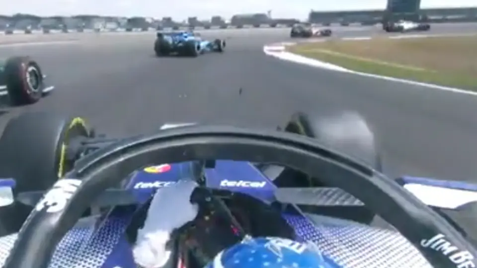 ¡Desastroso! Checo Pérez choca a Fernando Alonso y termina último del Sprint de Gran Bretaña