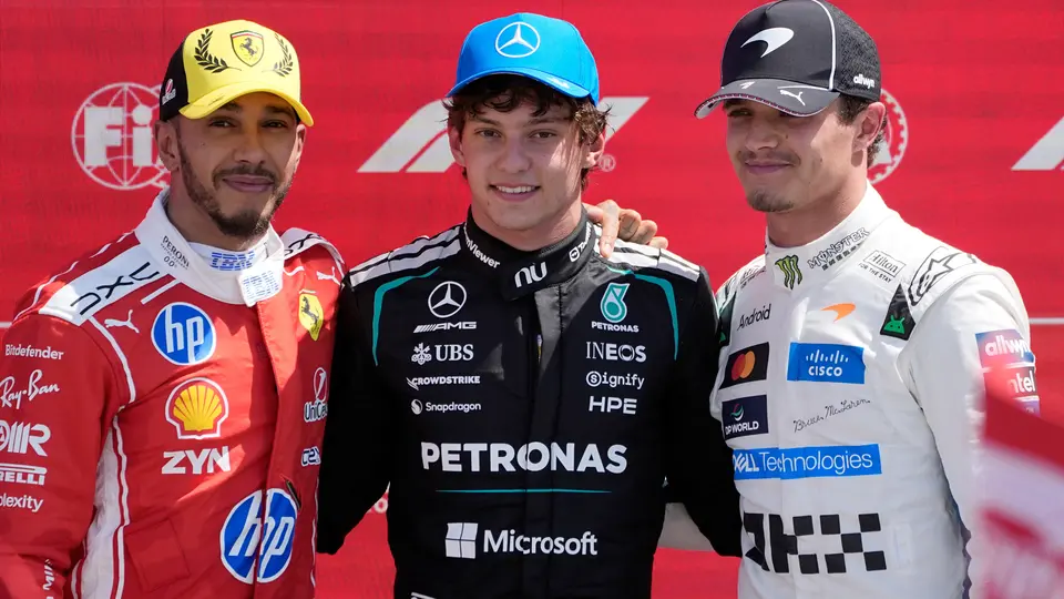 Andrea Kimi Antonelli, Lewis Hamilton y Lando Norris en GP Gran Bretaña l AP