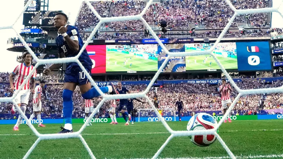 Mbappé con su penal ante Paraguay | AP