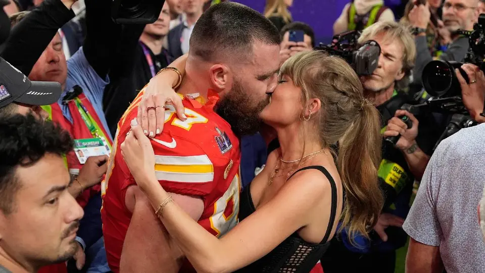 Taylor Swift y Travis Kelce. / AP