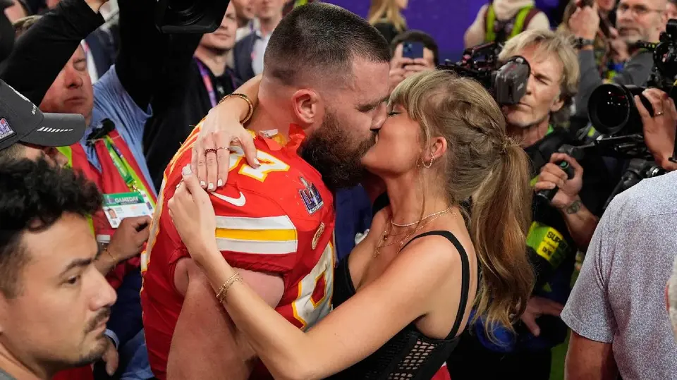 Taylor Swift y Travis Kelce. / AP