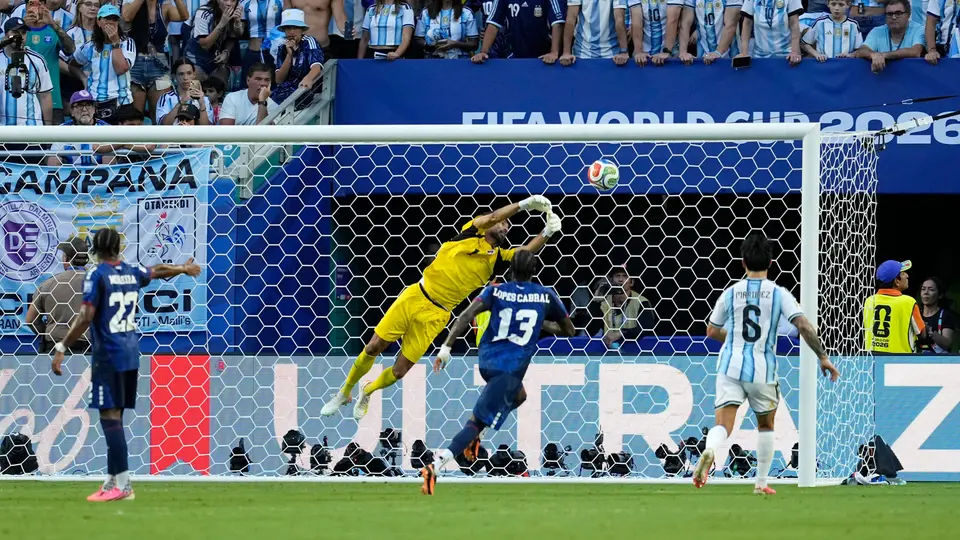 La monumental atajada de Vozinha a Lionel Messi