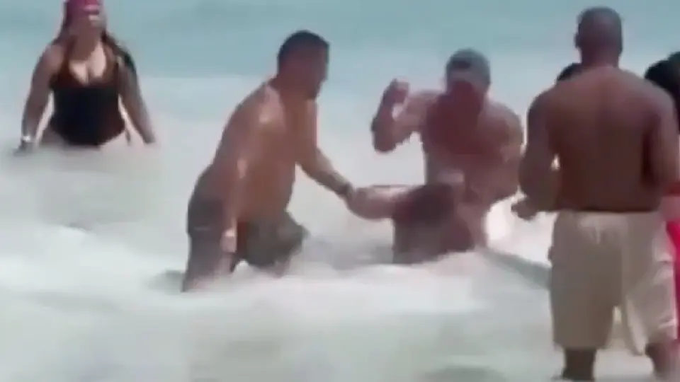 Al verse superado en número, el hombre solo se cubría para no recibir más golpes / Especial