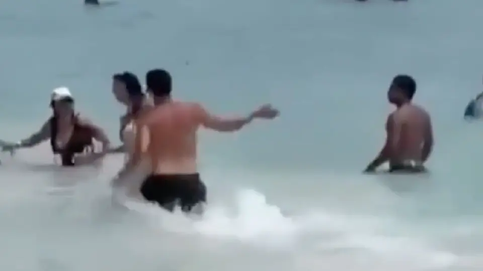 De la nada, el hombre empezó a golpear a la mujer frente a todos los turistas / Especial