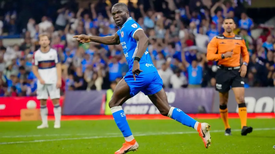 Christian Ebere con Cruz Azul | IMAGO 7