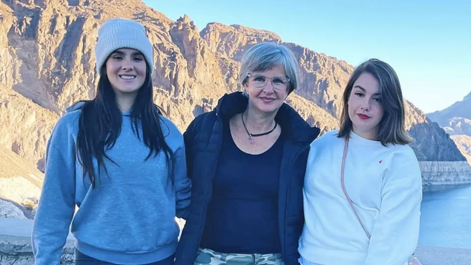 Gala Montes, su mamá y su hermana. / Redes