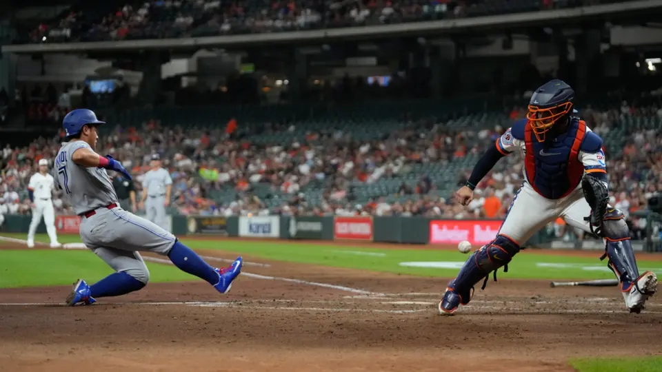 Kazuma Okamoto se barre en home para anotar una carrera para los Blue Jays | AP