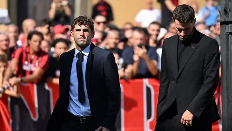 Santiago Giménez asistió con AC Milan al funeral de Franco Baresi