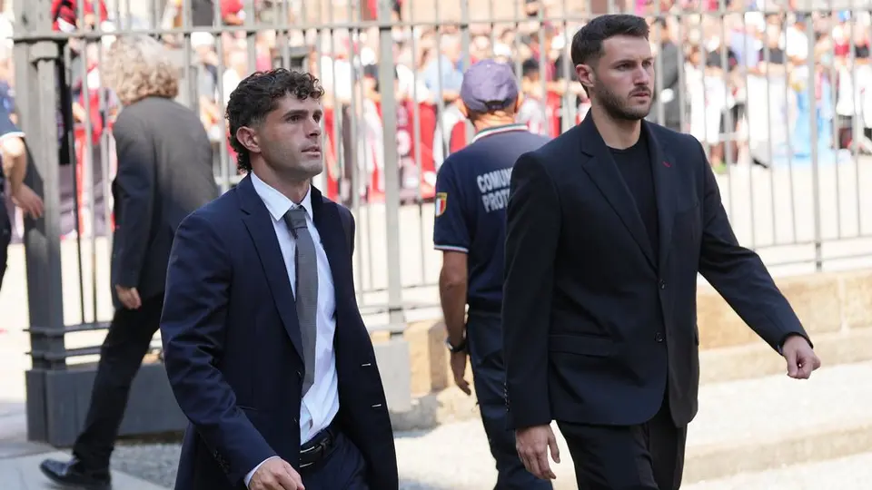 Christian Pulisic y Santiago Giménez en el funeral de Franco Baresi con AC Milan | AP