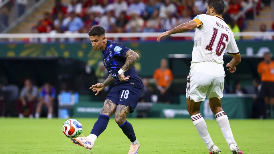 Rodríguez con la selección de Uruguay en el Mundial en juego ante España | MEXSPORT