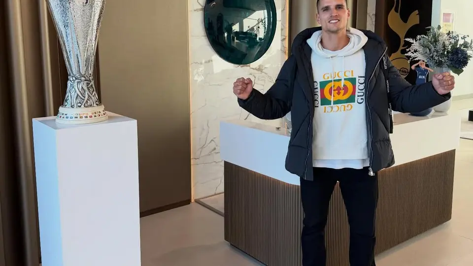 Erik Lamela con el trofeo de la Europa League | INSTAGRAM