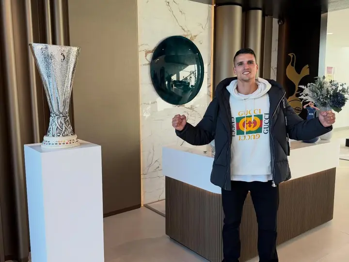 Erik Lamela con el trofeo de la Europa League | INSTAGRAM