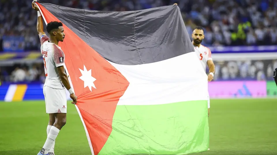 Jugadores de Jordania muestran su bandera tras juego en su primer Mundial | MEXSPORT