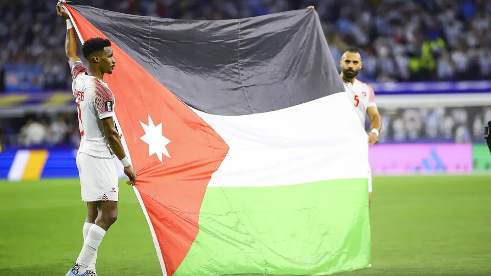 Jugadores de Jordania muestran su bandera tras juego en su primer Mundial | MEXSPORT