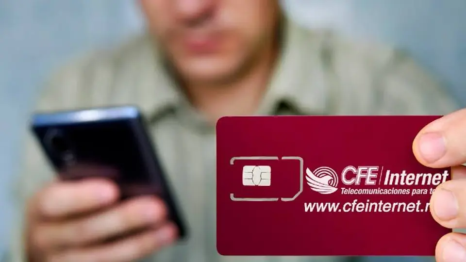 La CFE recomienda verificar que el teléfono celular sea compatible con la banda 28 antes de realizar el trámite.