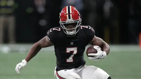 Bijan Robinson firma histórico contrato con Falcons; el corredor mejor pagado en la NFL