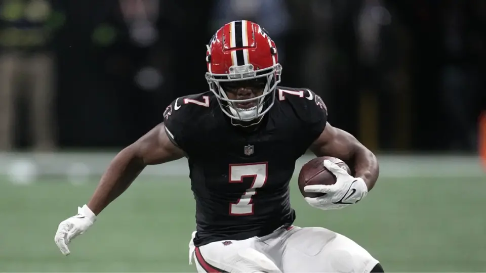 Bijan Robinson firma histórico contrato con Falcons; el corredor mejor pagado en la NFL