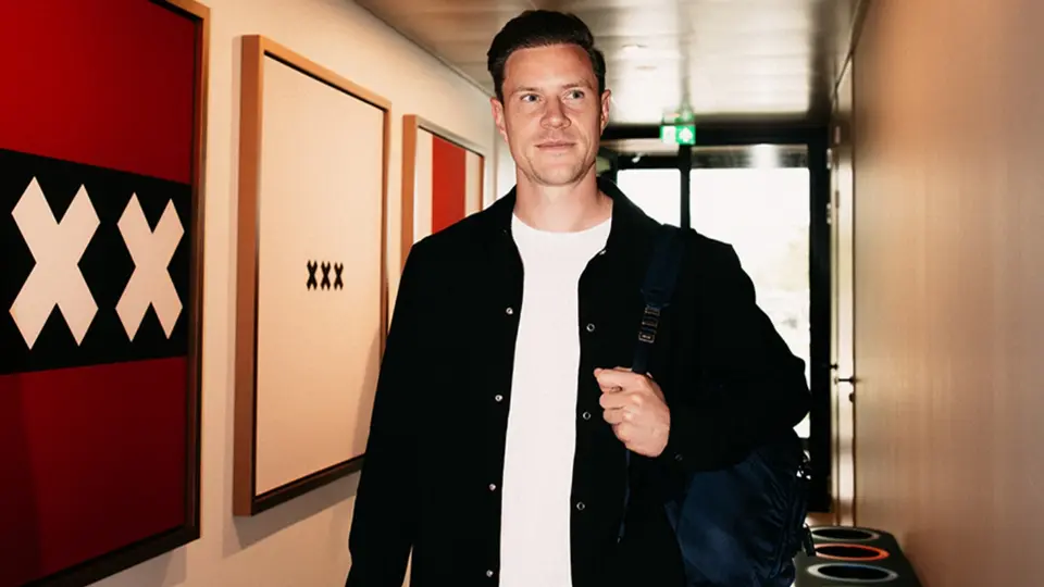 Ter Stegen llegando a las instalaciones del Ajax | X: @AFCAjax