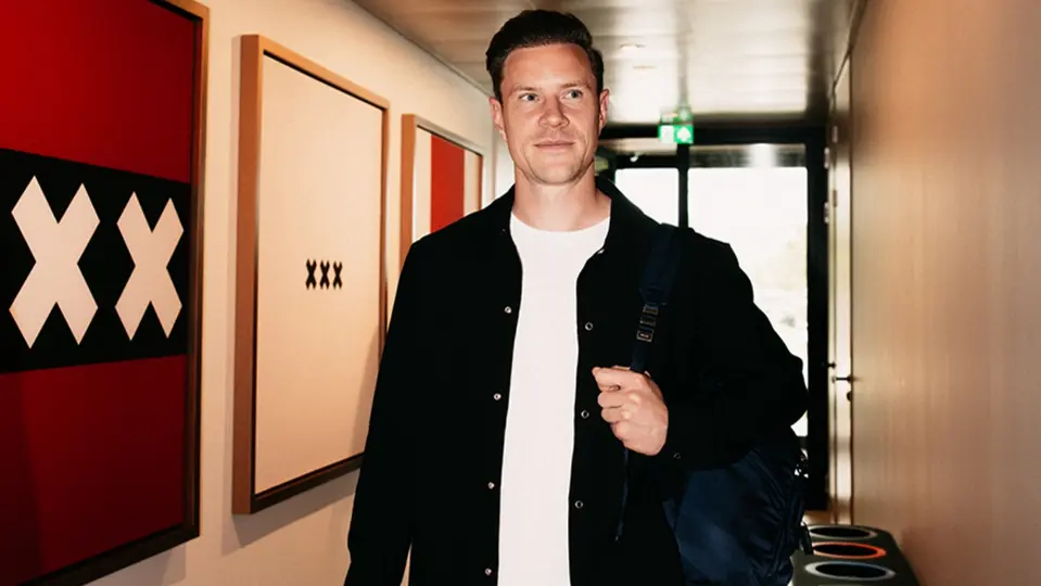 Ter Stegen llegando a las instalaciones del Ajax | X: @AFCAjax