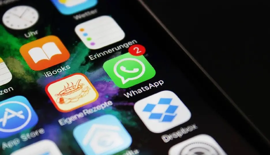 WhatsApp bloquea el acceso a miles de usuarios pero permite solicitar una revisión / picryl